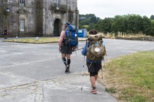 Peregrinos recorren el Camino de Santiago