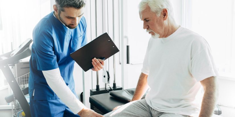 Fisioterapeuta examinando a un paciente con artritis