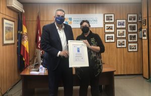 Aurora Araújo, decana del Colegio, recibe el certificado EFQM 400 de manos de Alfredo Millán, director de Servicios del Club de Excelencia en la Gestión