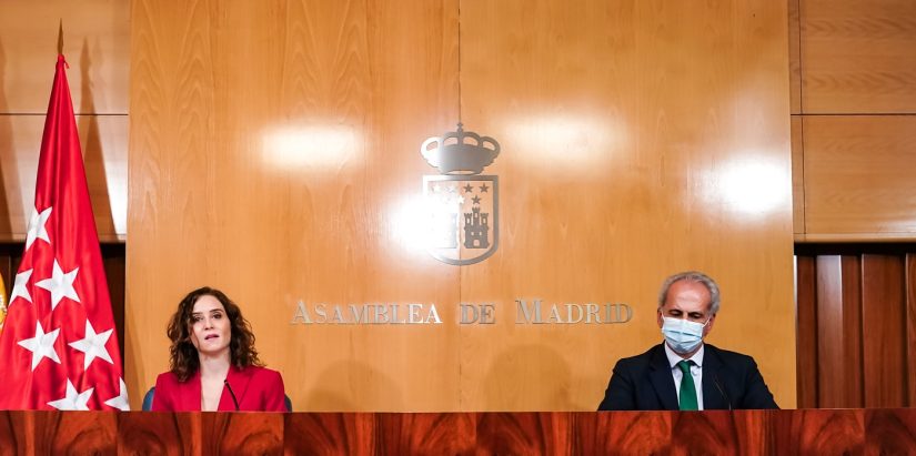 Fotografía de Isabel Díaz Ayuso, presidenta de la Comunidad, con Enrique Ruiz Escudero, consejero de Sanidad.
