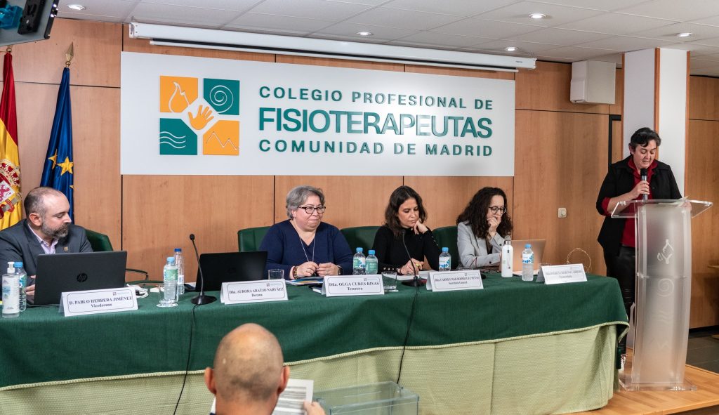 Intervención de la decana, Aurora Araújo, durante la Asamblea General Ordinaria del 21 de diciembre de 2022
