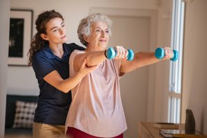 Mujer mayor realizando ejercicio terapéutico