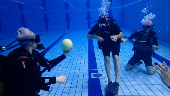 Imagen de una sesión de terapia subacuática