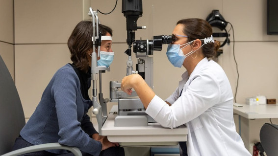 Paciente durante una consulta oftalmológica