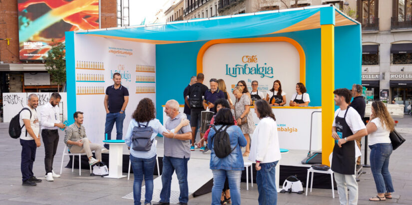 El Colegio ha instalado en Callao el “Café Lumbalgia”, para concienciar a la sociedad sobre esta dolencia