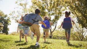 No hay una relación directa entre problemas de espalda y aspectos biomecánicos, como el peso de la mochila o cómo se transporta