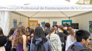 Cientos de estudiantes pasaron por el estand del Colegio para informarse