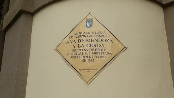 Placa que indica dónde estuvo el palacio de la princesa de Éboli en Madrid