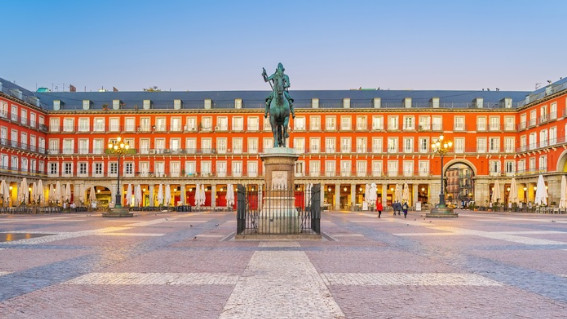 El punto de encuentro de esta ruta estará en la plaza Mayor de Madrid, delante de la estatua ecuestre de Felipe III