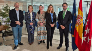De izquierda a derecha: Pablo Herrera, vicedecano; Alicia Trujillo, jefa del Área de Inspección de Centros Sanitarios; Aurora Araújo, decana; Pilar Jimeno, directora general de Inspección y Ordenación Sanitaria; y Jorge Pérez, subdirector general de Autorización y Acreditación de Centros, Servicios y Establecimientos Sanitarios