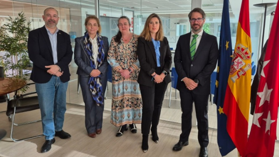 De izquierda a derecha: Pablo Herrera, vicedecano; Alicia Trujillo, jefa del Área de Inspección de Centros Sanitarios; Aurora Araújo, decana; Pilar Jimeno, directora general de Inspección y Ordenación Sanitaria; y Jorge Pérez, subdirector general de Autorización y Acreditación de Centros, Servicios y Establecimientos Sanitarios