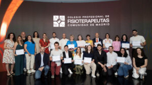 Foto de grupo de las personas que recibieron Ayudas, Premios y el homenaje a jubilados.