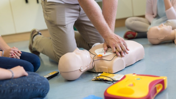 El Colegio organiza la octava edición del curso sobre Soporte vital básico y desfibrilación externa automática