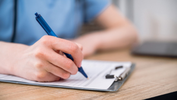 La principal función del peritaje es proporcionar un análisis técnico e independiente sobre unos hechos y pruebas objetivas, plasmándolo en un informe o dictamen