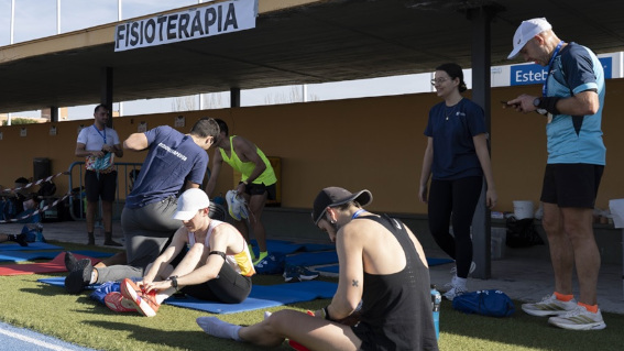 Los corredores que participaron en la Media Maratón de Latina tuvieron apoyo de Fisioterapia en la zona de meta, coordinado por el Colegio.