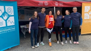 Un equipo de fisioterapeutas del Colegio asistió en la zona de meta a los participantes en la Carrera de la Primavera que necesitaron ayuda