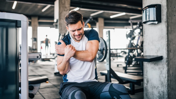 El Colegio ha preparado una serie de consejos para evitar problemas en el gimnasio y realizar un entrenamiento más saludable