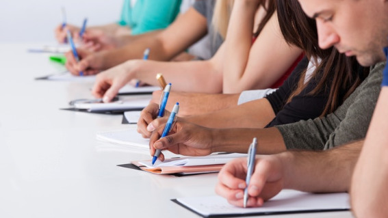Imagen de personas en un examen