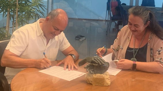 Aurora Araújo y Mariano Martín-Maestro, durante la firma del convenio