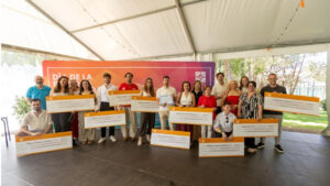 Foto de grupo de las personas que obtuvieron Ayudas y Premios, y de la Junta de Gobierno del Colegio