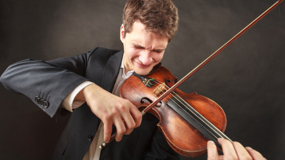 Violinista en una postura forzada