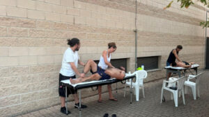 Colaboradores del Colegio atienden a efectivos de la UME en el polideportivo de Brunete