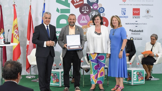 Aurora Araújo y Luis Torija, en el centro, reciben el premio.